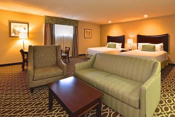 Sunday House Inn and Suites