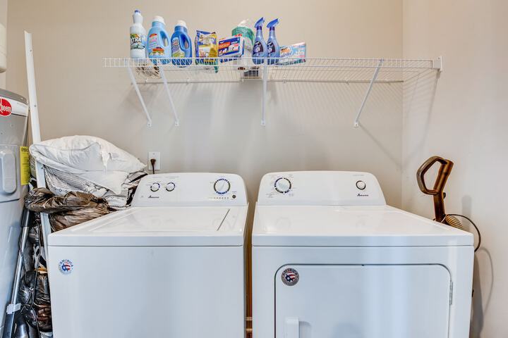 Union City Townhome: 17 Mi to Downtown Atlanta!