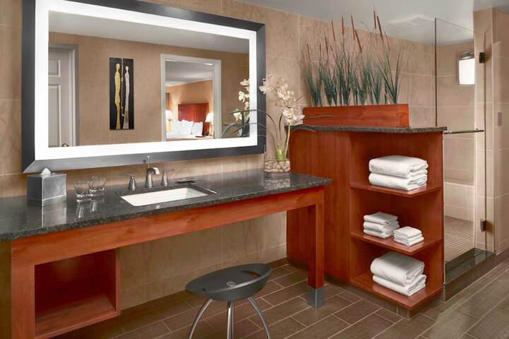 DoubleTree by Hilton Akron Fairlawn