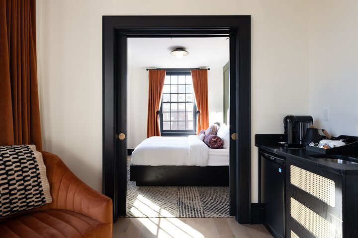 Room 32 of 76