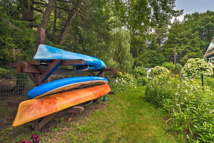 Lakefront Poconos Retreat w / Hot Tub Near Hiking!