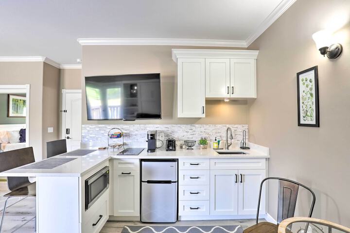 Peaceful Midway Studio w / Mountain + Golf Views!