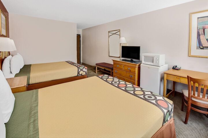 Super 8 by Wyndham Crystal Lake