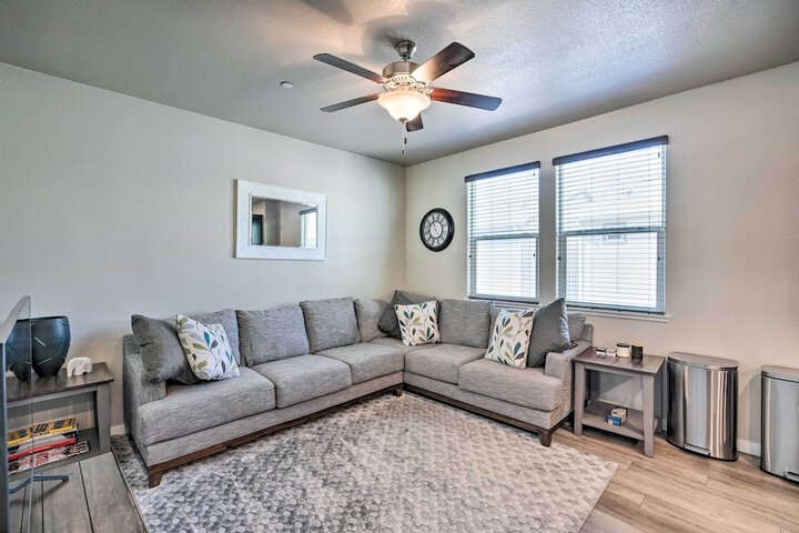 Pet-friendly Elk Grove Retreat w / Balcony!
