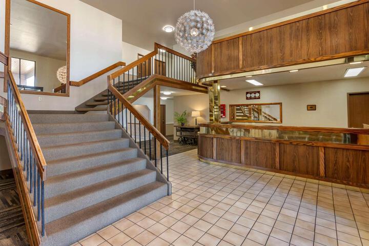 Econo Lodge Inn & Suites