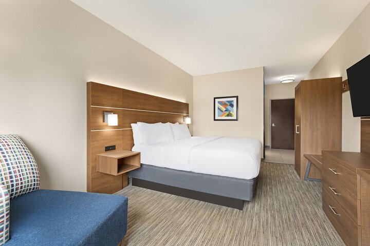 Holiday Inn Express & Suites Akron Regional Airport Area by IHG