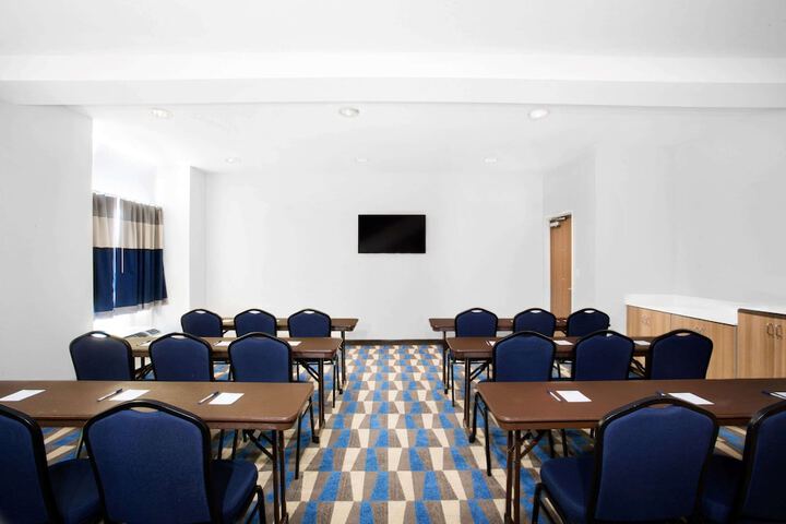 Microtel by Wyndham Vernal / Naples