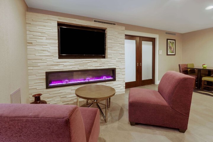 La Quinta Inn & Suites by Wyndham Detroit Utica