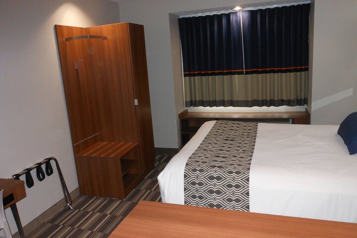 Room 33 of 48