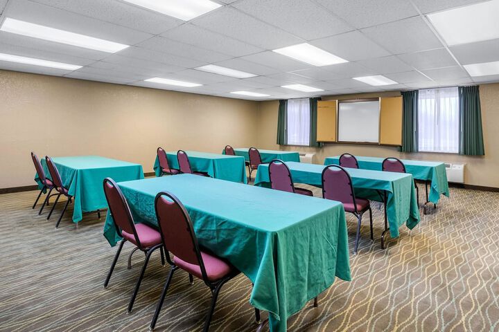 Quality Inn & Suites Des Moines - Merle Hay Road