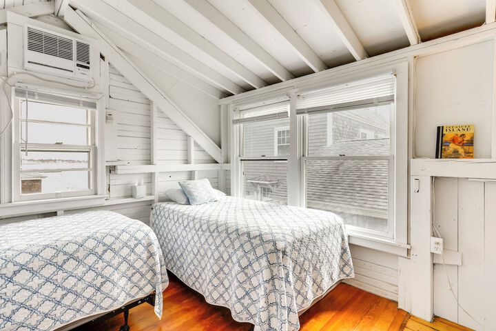 Charming Westbrook Cottage Steps to Private Beach