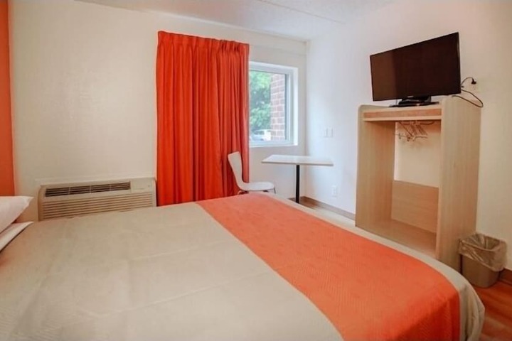 Room 32 of 47