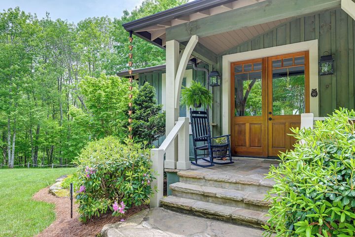 On 22 Acres: Cullowhee Craftsman Home w / Mtn Views