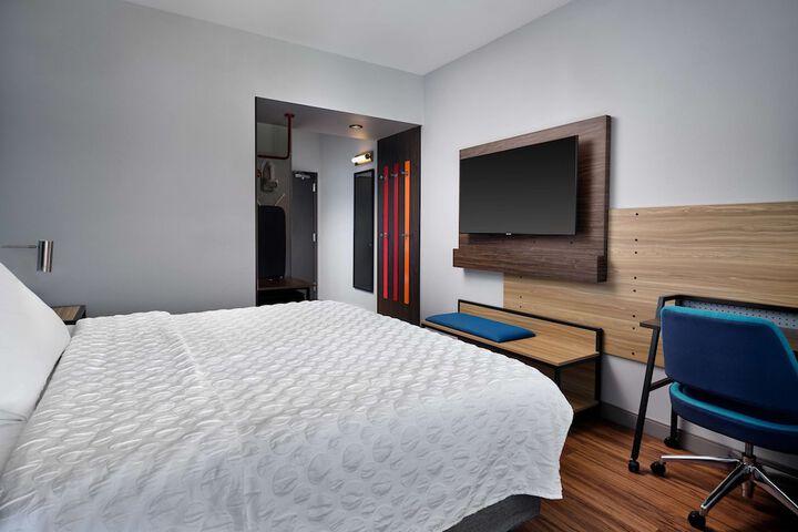 Room 11 of 28