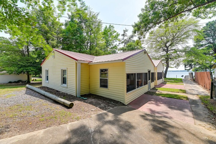 Riverfront Edenton Condo w / Porch & Water Views!