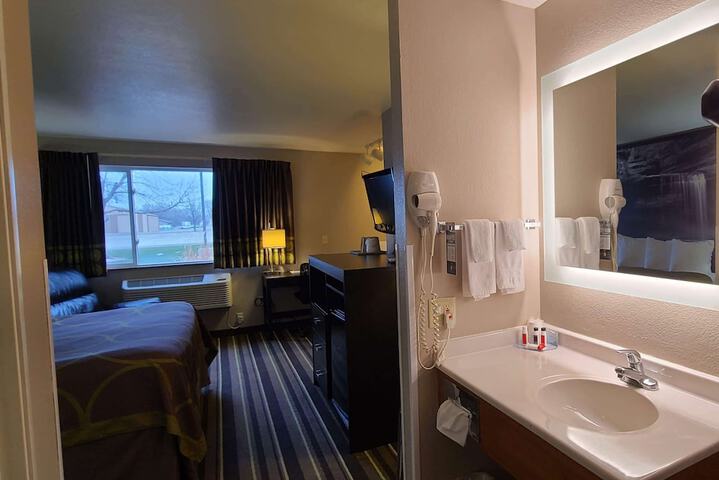 Super 8 by Wyndham Brookings