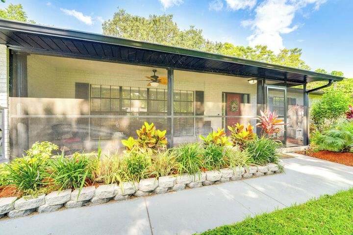 Spacious Tavares Home w / Private Outdoor Oasis!