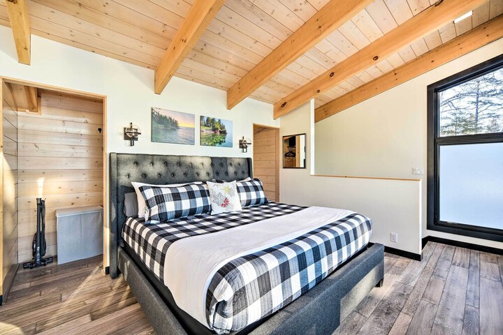 Office & Fire Pit: Waterfront Lake Superior Cabin!