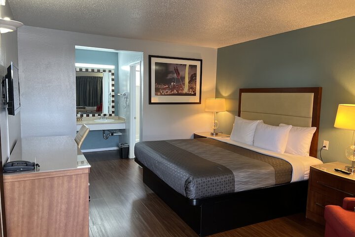 Room 17 of 28