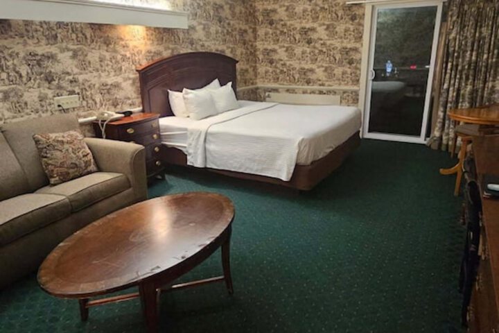Publick House Historic Inn and Country Motor Lodge