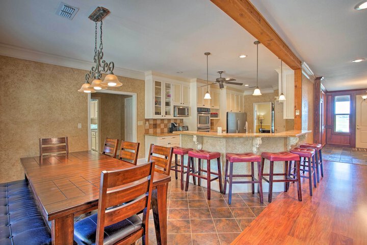 Spacious Stallion Lake Ranch Home w / Patio