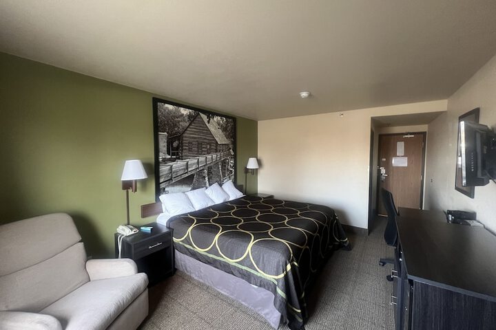 Room 10 of 18