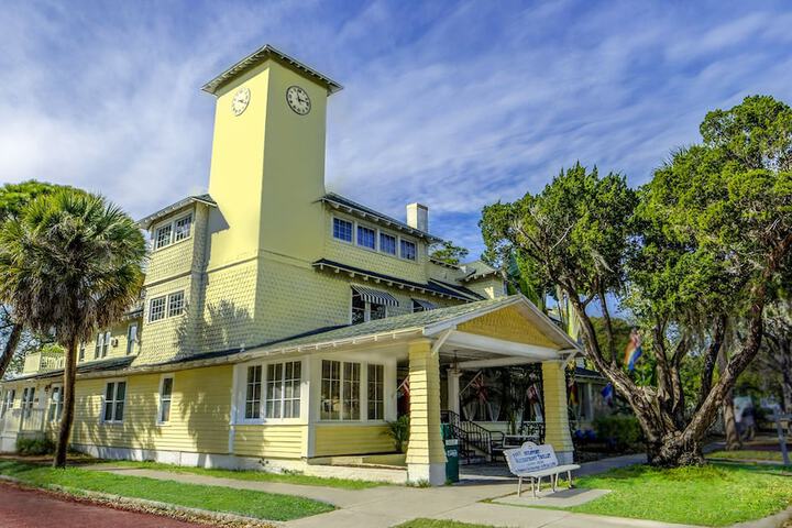 Peninsula Bed & Cocktails