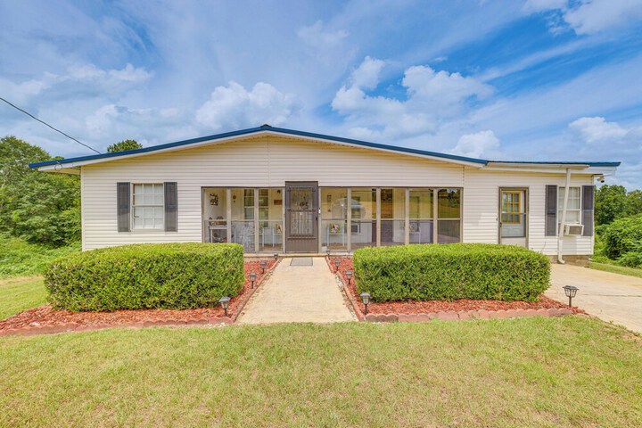 Clanton Cottage w / Charcoal Grill & Porch!