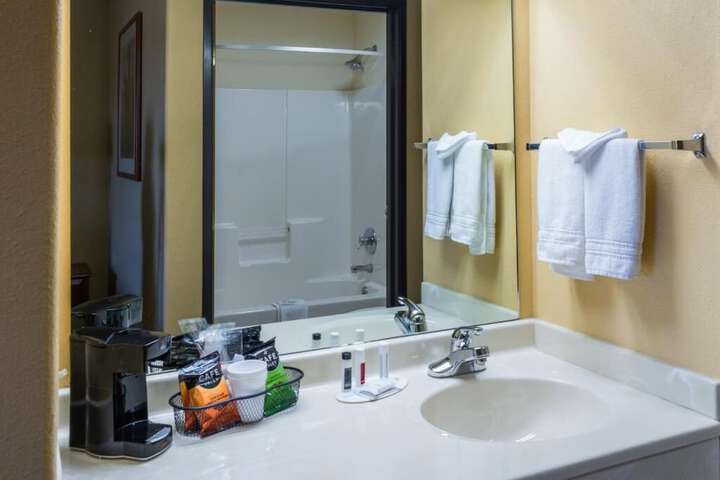 Pinedale Hotel & Suites