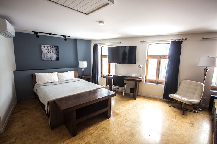 Room 12 of 28
