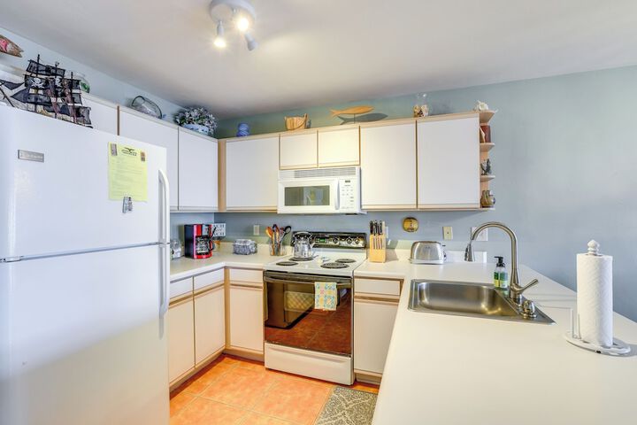 Beach & Pool Access at Condo on Cedar Key!