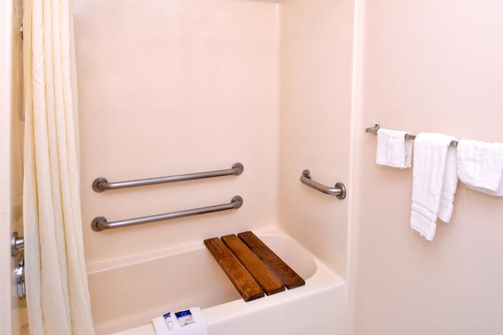 Room 6 of 25