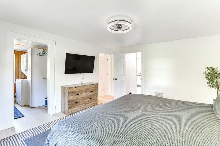 3 Mi to Downtown Youngstown: Apt w / Deck!