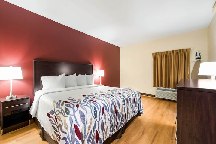 Econo Lodge Inn & Suites