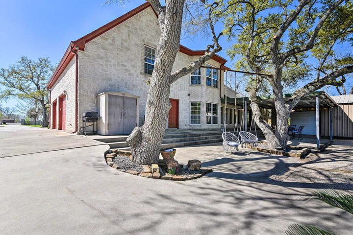 Waterfront Family Home w / Patio in Hitchcock