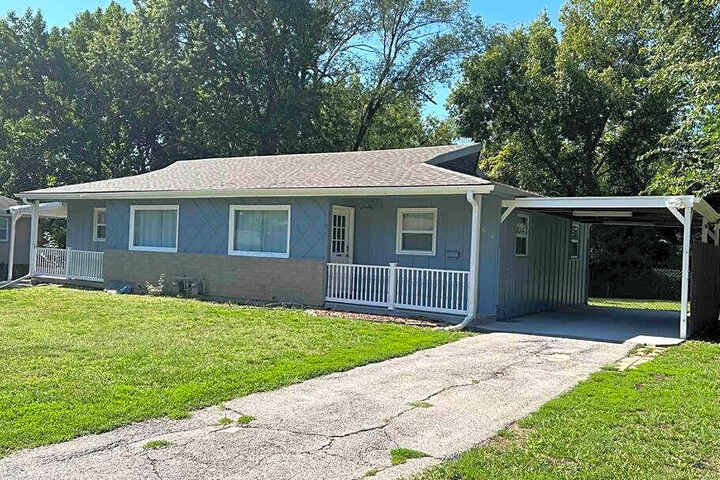 Modern & Cozy 2 bedroom home near downtown Shawnee