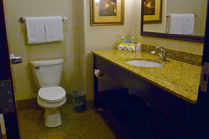 Room 13 of 32
