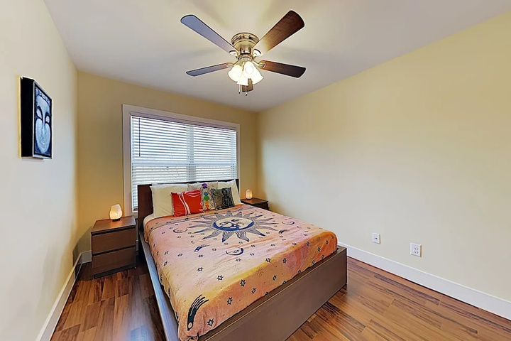 New Listing! New-build Near Downtown 5 Bedroom Home
