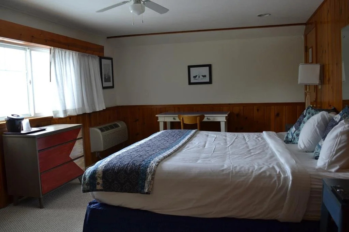 Buzzs Lakeside Inn