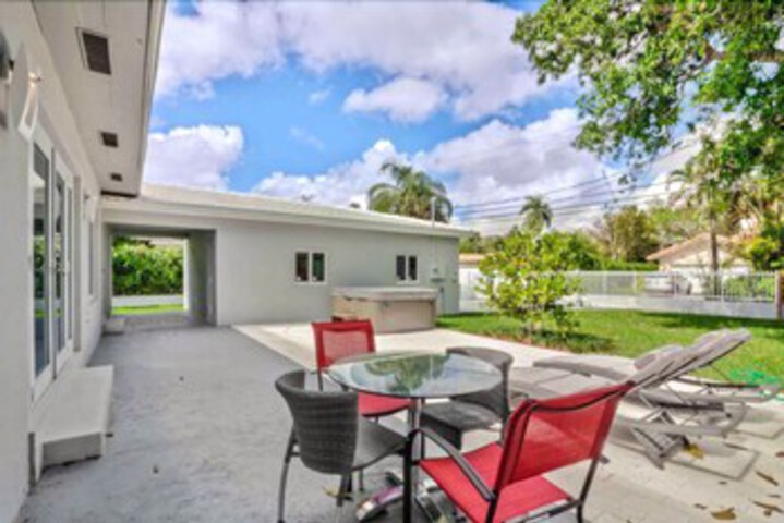 Sleek Miami Shores Residence With Jacuzzi