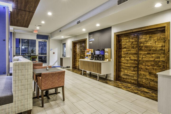 Holiday Inn Express & Suites Dallas NW - Farmers Branch by IHG