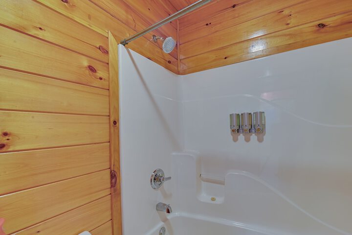 Pet-friendly Cabin w / Hot Tub in Daniel Boone NF