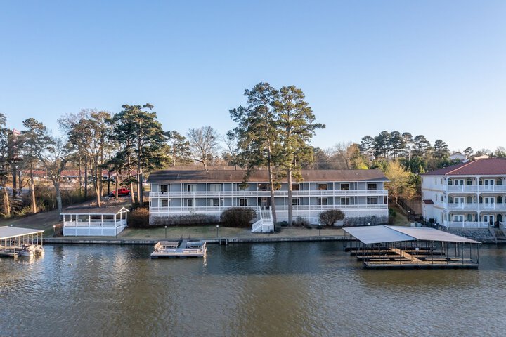 The Hamilton - Lakefront & Studio Suites Hot Springs