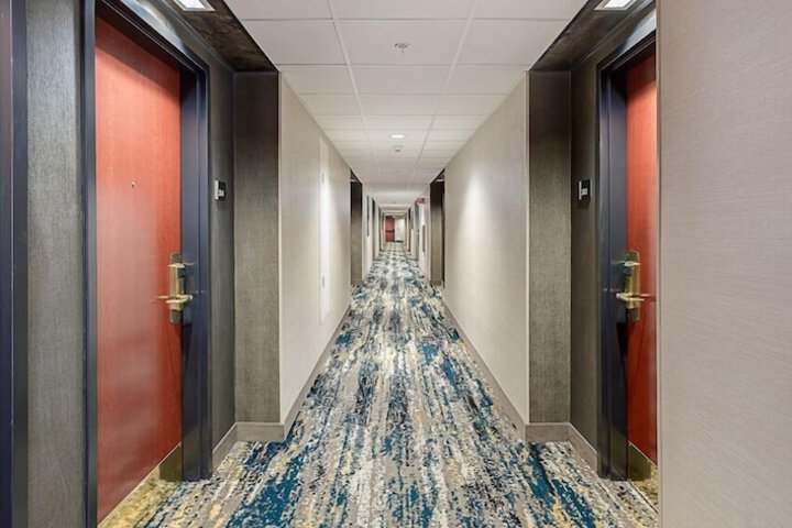 Ballroom/Hall 35 of 44