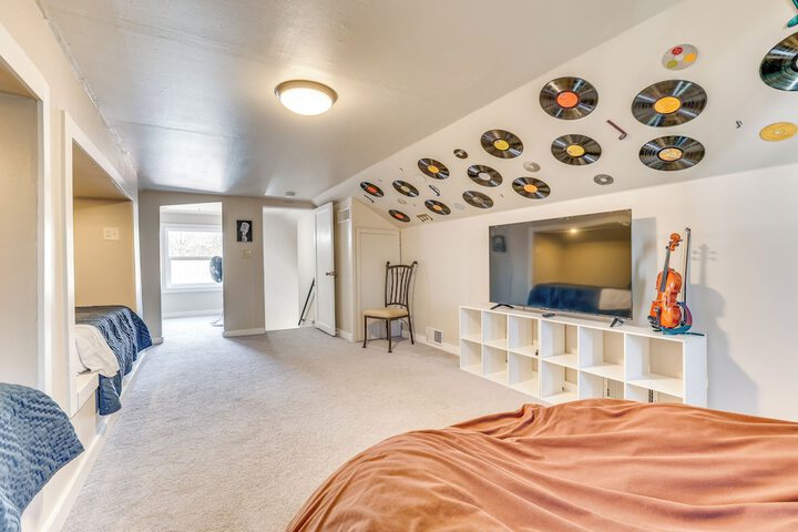 Family-friendly Ontario Home in Central Location!