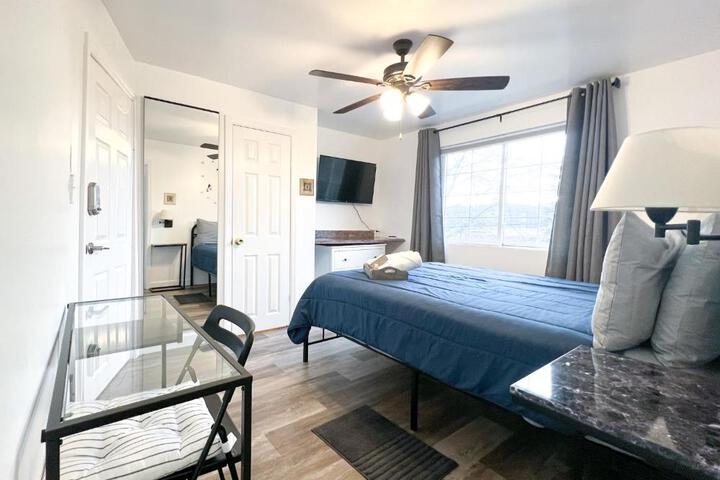 Sunny Queen bedroom feel like home!!