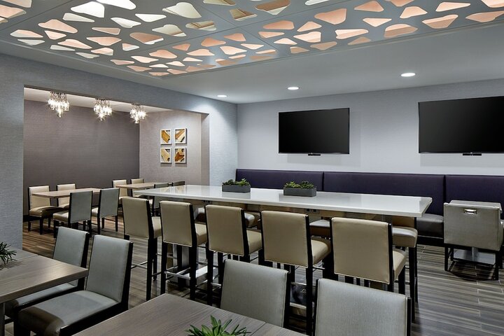 Lounge 72 of 89