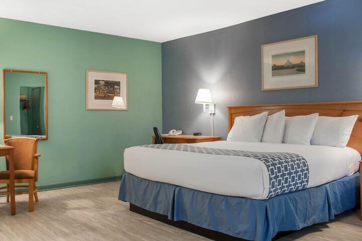 Econo Lodge South