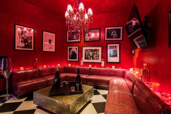 Lounge 83 of 98