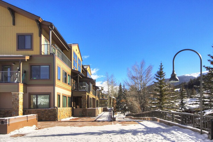 2759 Slopeside 1 Bedroom Condo by RedAwning